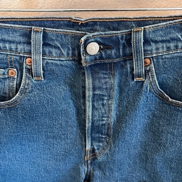 𝅺LEVI 501 denim shorts - Picture 3 of 5